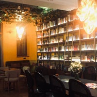 7/23/2020 tarihinde Eda Y.ziyaretçi tarafından Hypatia İstanbul Kitabevi &amp;amp; Cafe'de çekilen fotoğraf