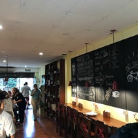 Foto diambil di Deluca Café Bistró y Almacén oleh Santi C. pada 3/2/2017