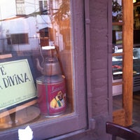 Foto tirada no(a) Cafe La Divina por Dana em 5/6/2013
