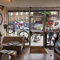 6/14/2016 tarihinde Liv A.ziyaretçi tarafından Machine Cycling Café/Bike Shop and Repairs'de çekilen fotoğraf
