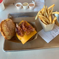 Foto tirada no(a) Hat Creek Burger Co. por Brad C. em 3/13/2019