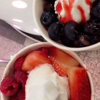 Photo taken at Snog Pure Frozen Yogurt by 💕 on 3/30/2016