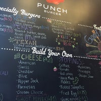 รูปภาพถ่ายที่ Punch Burger โดย Jon T. เมื่อ 12/11/2015