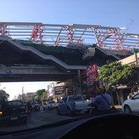 Photo taken at [Construction Site] MRT บางโพ (Bang Pho) BL09 by เต๋าเต๋า🎲 on 12/8/2015