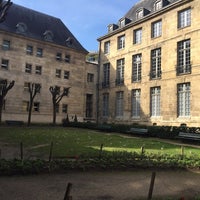 Photo taken at Jardin de l’Hôtel Lamoignon by Huguette R. on 3/12/2017