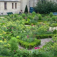 Photo taken at Jardin de l&amp;#39;Hôtel de Sens by Huguette R. on 8/22/2020
