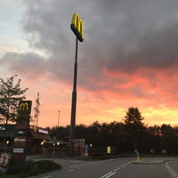 รูปภาพถ่ายที่ McDonald&amp;#39;s โดย Emiel H. เมื่อ 10/5/2019