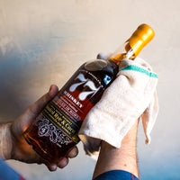 2/19/2018 tarihinde Duke&amp;#39;s Liquor Boxziyaretçi tarafından Duke&amp;#39;s Liquor Box'de çekilen fotoğraf