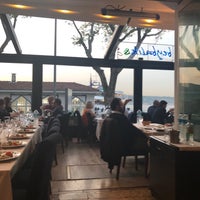 Das Foto wurde bei Beybalık Restaurant &amp;amp; Sazende Fasıl von Zeynep A. am 5/12/2017 aufgenommen