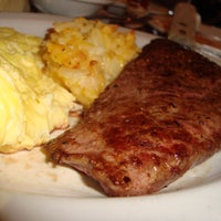 Photo taken at Cracker Barrel Old Country Store by Leslie B. on 6/19/2012