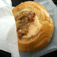 2/11/2012 tarihinde Emily H.ziyaretçi tarafından The Happy Tart Gluten Free Bakery'de çekilen fotoğraf