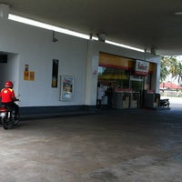 Foto scattata a Shell paka da justin l. il 6/10/2012