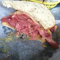 รูปภาพถ่ายที่ The Corned Beef Factory โดย Laura S. เมื่อ 7/8/2012