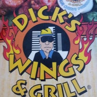 Photo prise au Dick&amp;#39;s Wings &amp;amp; Grill par Dustin J. le7/12/2012
