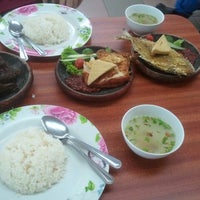 Photo taken at Sri Bistari Changi Village Famous Nasi Ayam Penyet by Victor Y. on 7/20/2012