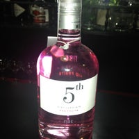 รูปภาพถ่ายที่ La Ruleta Gin Tonic Bar Madrid โดย Mari B. เมื่อ 4/21/2012