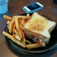 Photo taken at Zaxby&amp;#39;s Chicken Fingers &amp;amp; Buffalo Wings by Robert H. on 5/24/2012