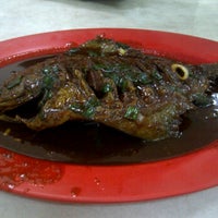 Photo taken at Seafood Anton 88 by wiwie r. on 7/2/2012