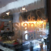 Foto tomada en De Asian Cafe  por Peter L. el 7/8/2012