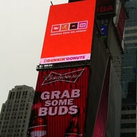 Foto tomada en Dunkin&amp;#39; Times Square Billboard  por Abby el 8/14/2012
