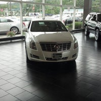 Das Foto wurde bei Crown Cadillac von Adam R. am 9/6/2012 aufgenommen