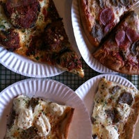 Foto tirada no(a) La Bella Pizza Bistro por Erica R. em 4/4/2012