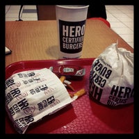 Foto tirada no(a) Hero Certified Burgers por Cameron N. em 2/18/2012