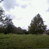 รูปภาพถ่ายที่ Garden of Memories Cemetery โดย Leah B. เมื่อ 8/31/2012