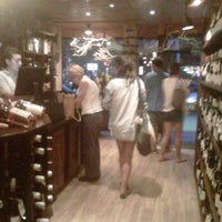 6/24/2012 tarihinde LaLa N.ziyaretçi tarafından La Vid Wines &amp;amp; Spirits'de çekilen fotoğraf