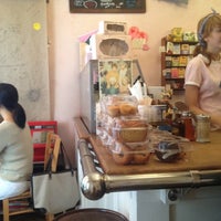 Foto tomada en Erin McKenna's Bakery por Todd G. el 9/8/2012