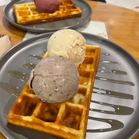 9/20/2021 tarihinde Eng Jee L.ziyaretçi tarafından Merely Ice Cream'de çekilen fotoğraf