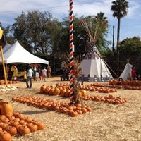 10/13/2012 tarihinde Garytt P.ziyaretçi tarafından Mr. Bones Pumpkin Patch'de çekilen fotoğraf