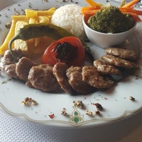 Das Foto wurde bei Bursa Evi İskender Restaurant von Gülçin Ceren Ö. am 10/18/2017 aufgenommen