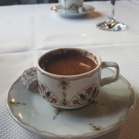 Das Foto wurde bei Bursa Evi İskender Restaurant von Gülçin Ceren Ö. am 10/18/2017 aufgenommen
