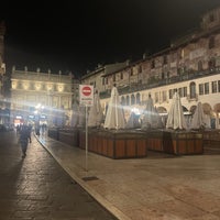 Foto diambil di Piazza delle Erbe oleh ✨✨Engin P. pada 10/11/2023