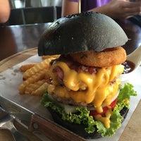 Photo taken at Chris Steaks &amp;amp; Burgers by Danut T. on 5/15/2016