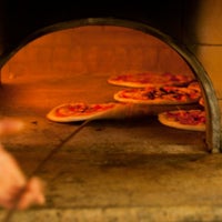 3/2/2014 tarihinde Pizzeria scugnizzoziyaretçi tarafından Pizzeria scugnizzo'de çekilen fotoğraf