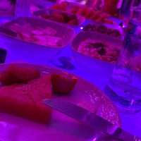 Das Foto wurde bei Şehrazat Night Club von Kemal K. am 5/10/2022 aufgenommen