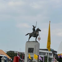 Photo taken at King Taksin Monument by Thunyaporn H. on 12/28/2022
