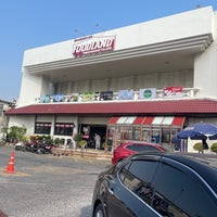 Photo taken at Foodland by Thunyaporn H. on 1/14/2024