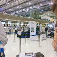 Photo taken at Check-In Row &amp;quot;R&amp;quot; by `fernn . on 5/27/2017