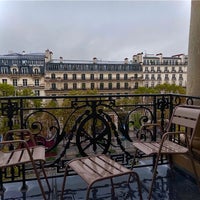 Foto diambil di Fraser Suites Le Claridge Champs-Élysées oleh ♑︎ .. pada 10/30/2023