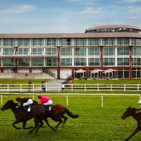 3/5/2014 tarihinde Lingfield Park Racecourseziyaretçi tarafından Lingfield Park Racecourse'de çekilen fotoğraf