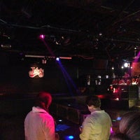 Foto diambil di Jake&amp;#39;s Nightclub &amp;amp; Bar oleh Moises C. pada 4/14/2013