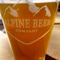 รูปภาพถ่ายที่ Alpine Beer Company โดย Fer N. เมื่อ 3/4/2020