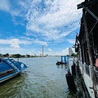 Photo taken at ท่าเรือพระอาทิตย์ (Phra Arthit Pier) N13 by Rihka Dihahs on 9/1/2023