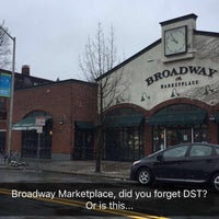 รูปภาพถ่ายที่ Broadway Marketplace โดย Alaine H. เมื่อ 4/1/2017