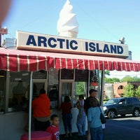 Das Foto wurde bei Broadway Cafe &amp;amp; Arctic Island von Jim R. am 5/27/2013 aufgenommen