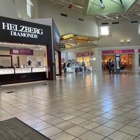 รูปภาพถ่ายที่ Alderwood Mall โดย Gary เมื่อ 9/19/2022