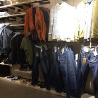 levis pull and bear